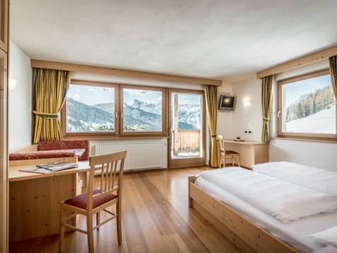 3-bed-room Superior with view Piz Sorega image 5
