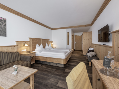 Alpenrose Room image 11