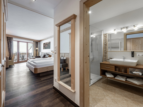 Alpenrose Room image 12