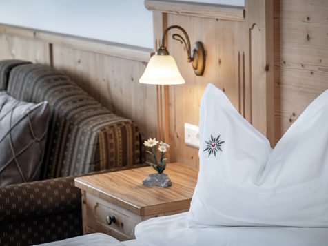 Alpenrose Room image 8