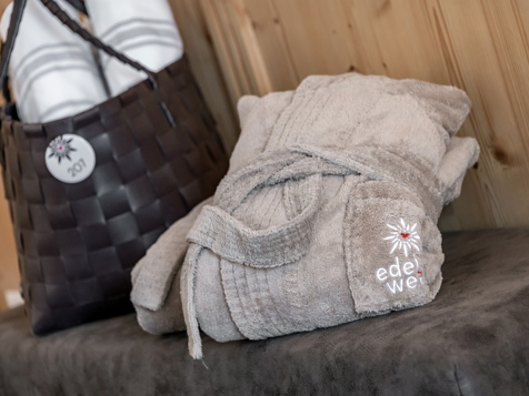 Alpenrose Room image 9