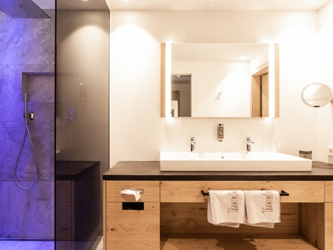 "Alpia" wood-panel suite image 2
