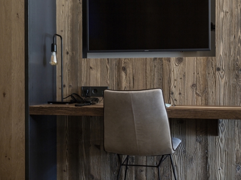 "Alpia" wood-panel suite image 9