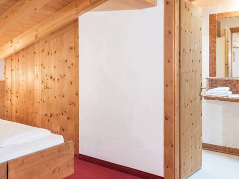 Alpin Mansarde Zimmer image 1