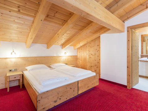 Alpin Mansarde Zimmer-4