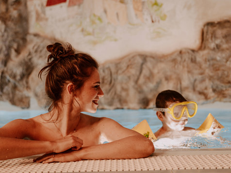 Mamma con bambino in piscina