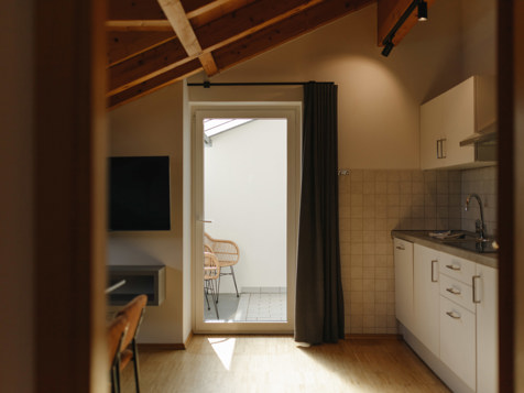 Apartment B image 19