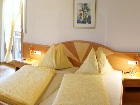 Apartment Yellow Rose image 3