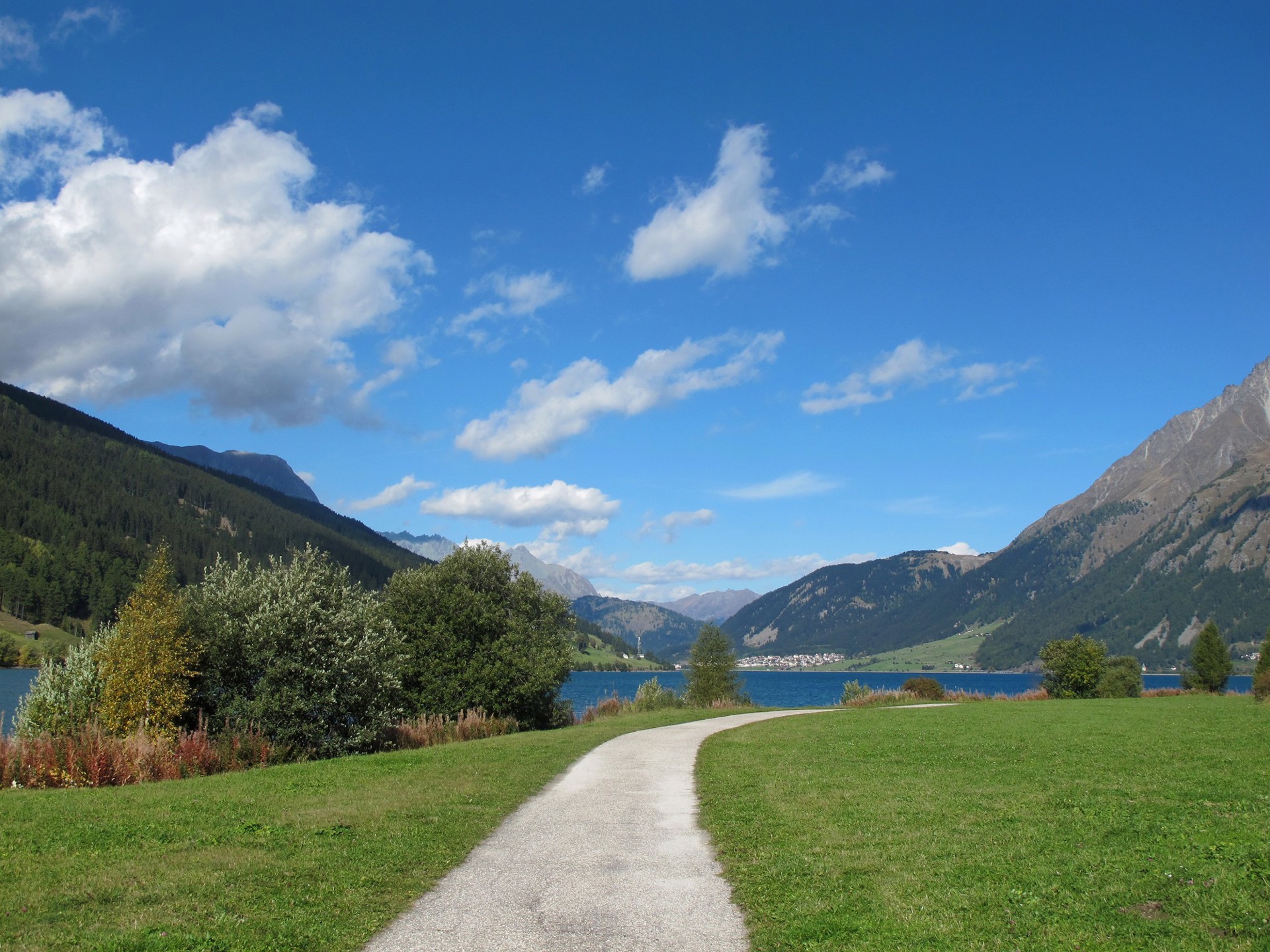 Blick auf den Ort St. Valentin auf der Haide am Haidersee in Südtirol Blick auf den Ort St. Valentin auf der Haide am Haidersee in Südtirol