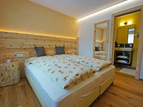 CAMERE in larice e cirmolo IN AGRITURISMO A LA VAL image 11