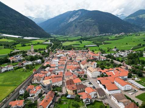 Cittadina con mura medievali