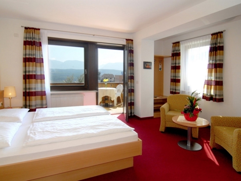 Comfort double room with east-facing balcony image 1