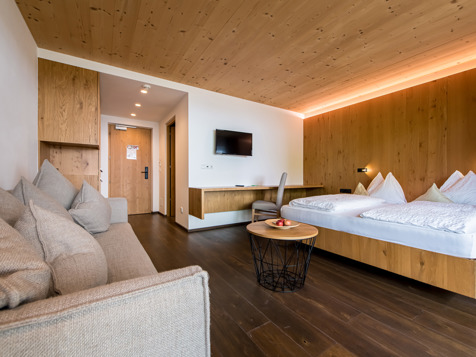 Deluxe double room image 1