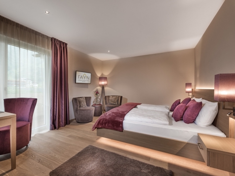 Deluxe double room with balcony image 11