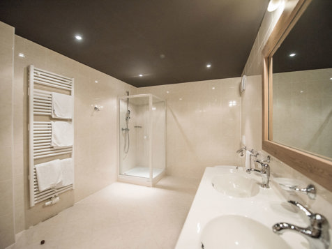 Deluxe Family Suite image 9