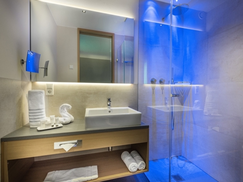 Deluxe single room with balcony image 5