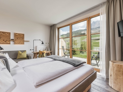 DOLOMITES - DELUXE ROOM WITH TERRACE AND GARDEN image 3