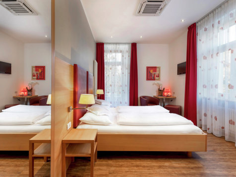 Doppelzimmer mit Balkon image 1