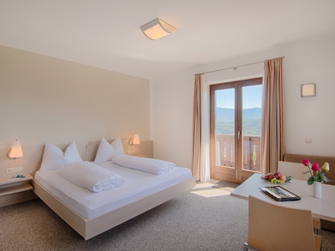 Doppelzimmer mit Balkon image 2