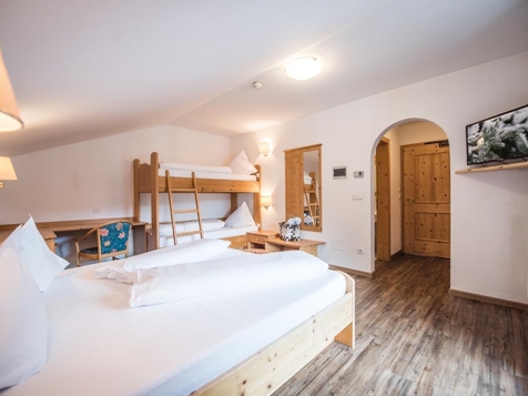 Doppelzimmer mit Stockbett image 1
