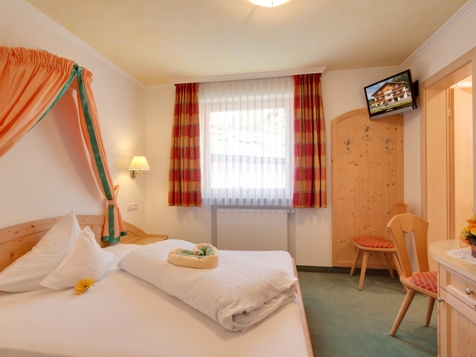 Double bedroom Bergblick without balcony image 3