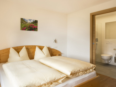 double room 4 with balcony image 3