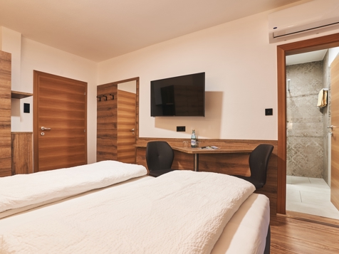 Double room deluxe image 7