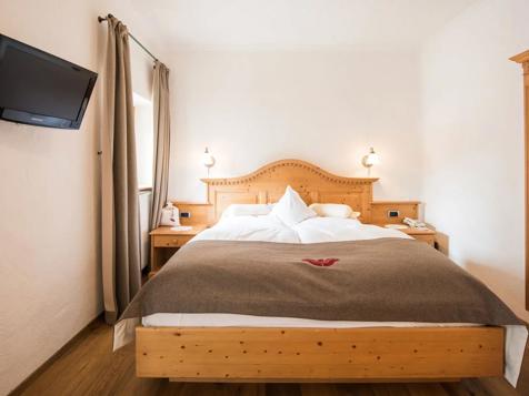 Double room north with balcony image 3