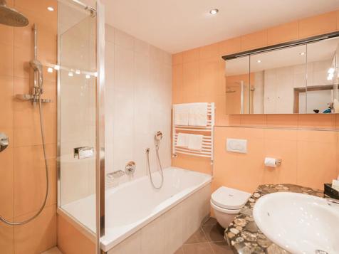 Double room north with balcony image 5