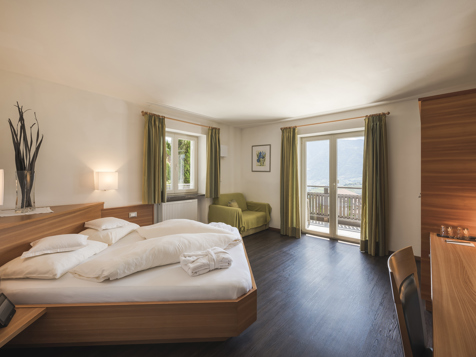 Double room southwest-facing balcony (side wing) image 6