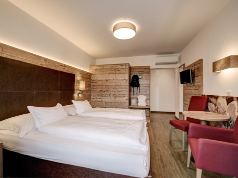 Double room with a south-facing balcony image 1