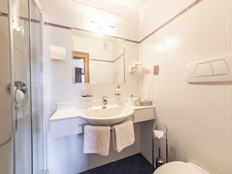 Double room with a south-facing balcony image 3