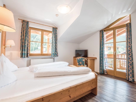 Double room with extra bed image 2