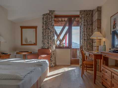 Double room with south balcony & Dolomites view image 9