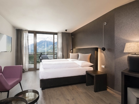 Double room with southwest-facing balcony image 3