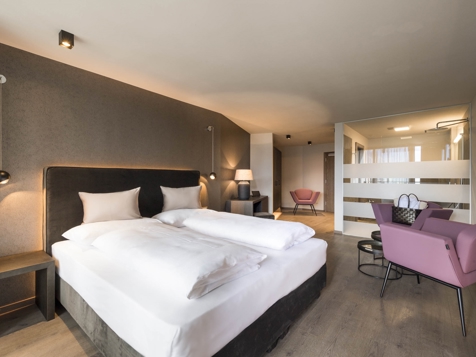 Double room with southwest-facing balcony image 4