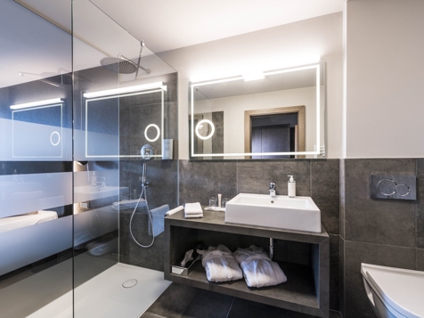 Double room with southwest-facing balcony image 6