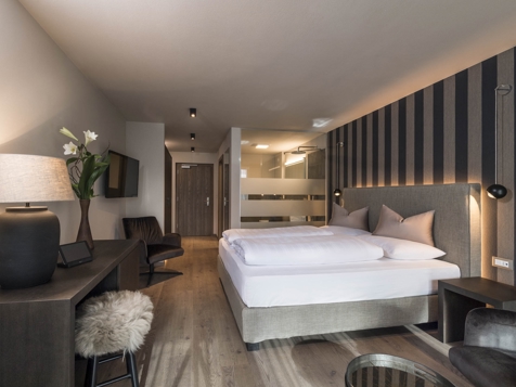 Double room with southwest-facing balcony image 7