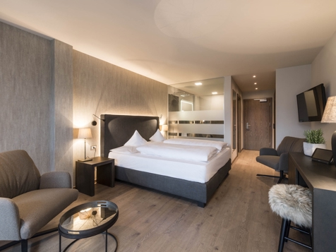 Double room with southwest-facing balcony image 8