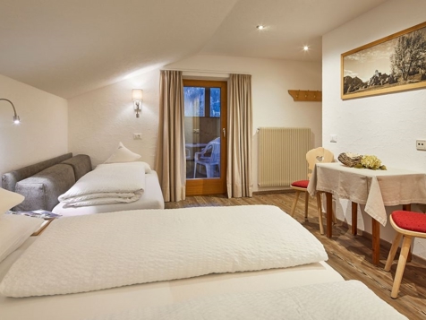 Double-, triple bed room with balcony  image 2