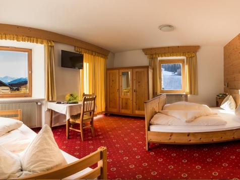 DREIBETTZIMMER image 1
