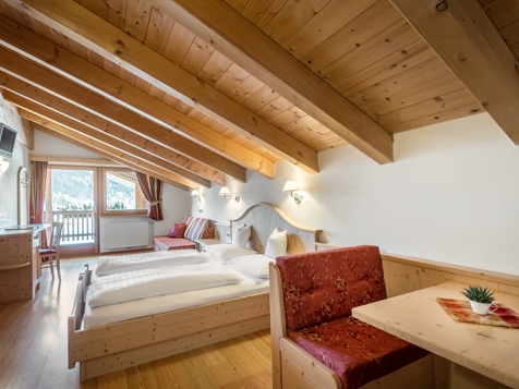 Dreibettzimmer mit Sicht Piz Sorega 2 image 2