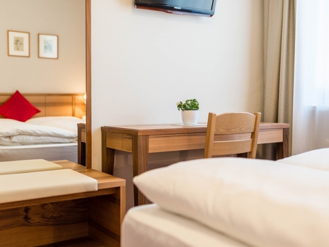 Economy room image 2