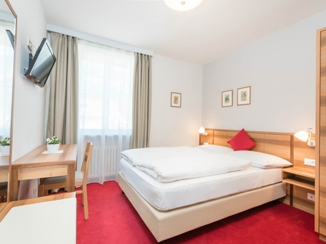 Economy room image 3