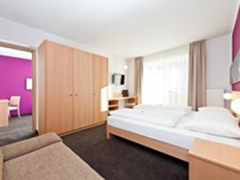 Familienzimmer mit Verbindungstür image 1
