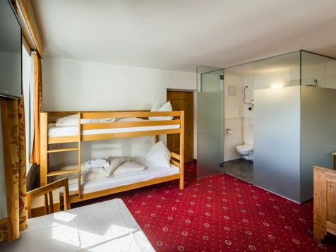 FAMILIENZIMMER VIERBETT image 1