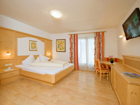 Family suite with two communication rooms image 1