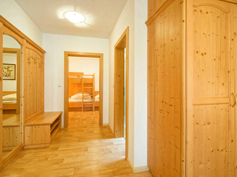 Family suite with two communication rooms image 2