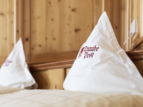 Four-poster bed room image 1