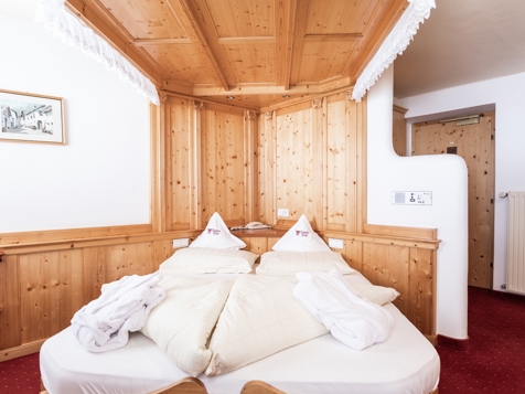 Four-poster bed room image 2